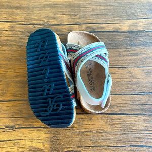 Sandalias para niños color blanco con lineas rojas muy bonitos